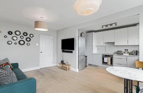 Hammersmith Broadway Apartment | Modern 1 bedroom Apartment with views on West London