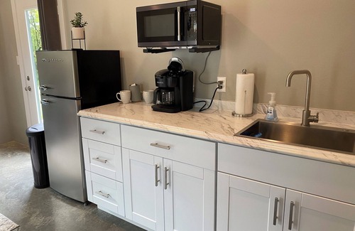 Mount Vernon Cottage | Modern 1-bedroom cottage in historic downtown Mount Vernon.