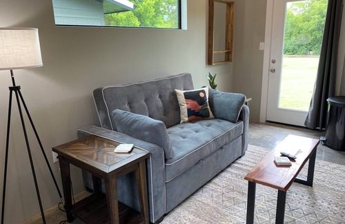 Mount Vernon Cottage | Modern 1-bedroom cottage in historic downtown Mount Vernon.