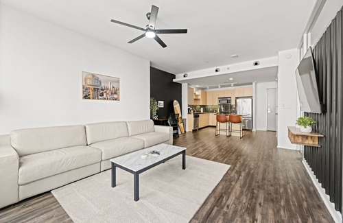 Downtown Dallas Apartment | Modern 1-Bedroom City View High Rise Condo with Balcony Gym Pool Free Parking