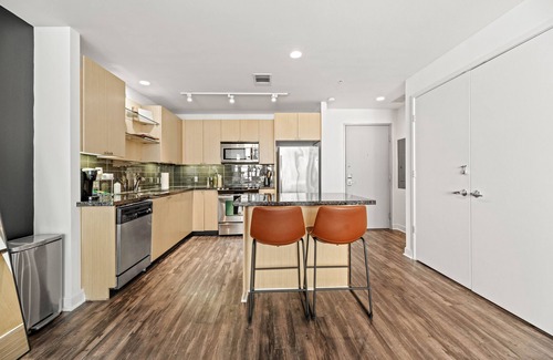 Downtown Dallas Apartment | Modern 1-Bedroom City View High Rise Condo with Balcony Gym Pool Free Parking