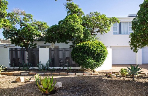 Marina da Gama Cottage | Modern 1-bedroom cottage 20 minutes south of Cape Town
