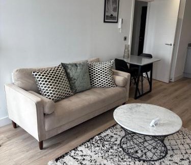 Barnt Green Apartment | Modern 1-Bedroom Flat near NEC, Solihull