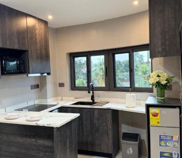 Accra Apartment | Modern 1 Bedroom Ground Floor Apartment with Serene Mountain Views, close to Aburi Walking Trail