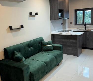 Accra Apartment | Modern 1 Bedroom Ground Floor Apartment with Serene Mountain Views, close to Aburi Walking Trail