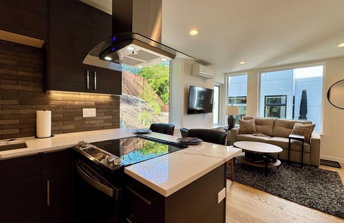 Seattle Metro Area House | Modern 1-bedroom house with AC in West Seattle. Close to Alki and Downtown
