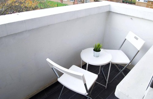 Stepney Green Apartment | Modern 1 Bedroom in Shadwell with Balcony