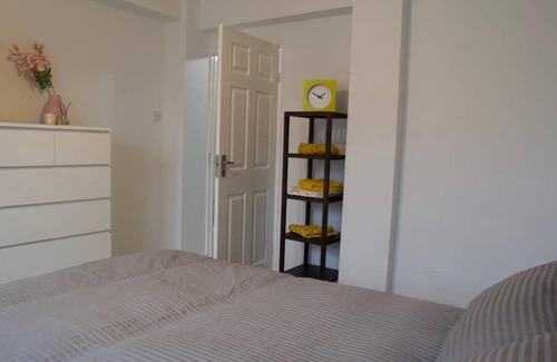Stepney Green Apartment | Modern 1 Bedroom in Shadwell with Balcony