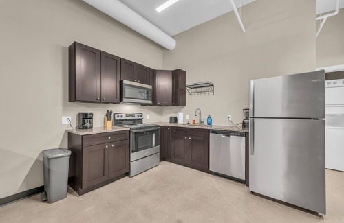 Waldron House | Modern 1-Bedroom Near Airport Free Parking & WiFi with own Washer and Dryer