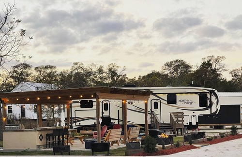 Brazoria House | Modern 1 bedroom RV w/ futon and a fireplace - Right by the river!