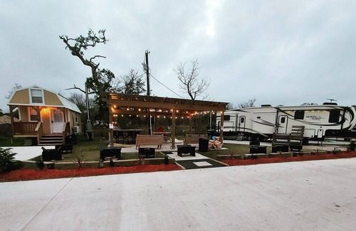 Brazoria House | Modern 1 bedroom RV w/ futon and a fireplace - Right by the river!
