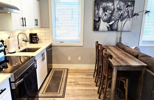 Colwood House | Modern 1-bedroom self contained suite w/Full Kitchen and Air Conditioning