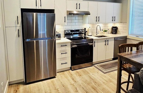 Colwood House | Modern 1-bedroom self contained suite w/Full Kitchen and Air Conditioning