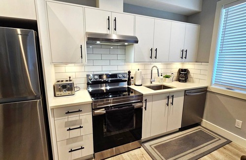 Colwood House | Modern 1-bedroom self contained suite w/Full Kitchen and Air Conditioning