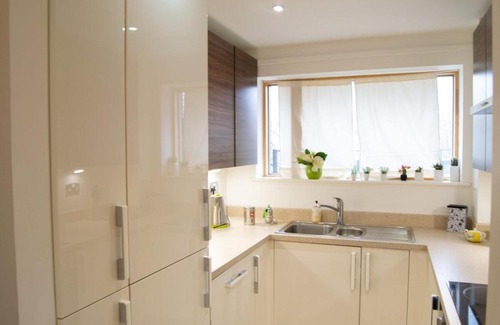 Maida Vale Apartment | Modern 1 Bedroom with Balcony around Kilburn Park