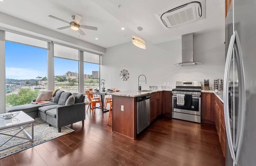 Downtown Pittsburgh House | Modern 1 BR Across from PPG Arena | Parking