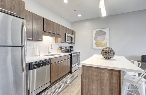 Downtown Des Moines Apartment | Modern 1 BR Dwntwn Apt with Hot Tub