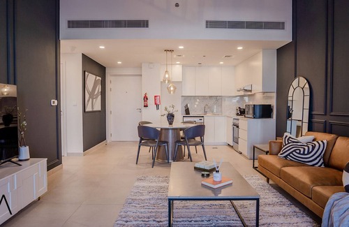 Discovery Gardens Apartment | Modern 1 BR in Rahaal 2