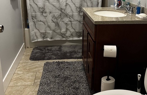 Webster Square Apartment | Modern 1 br + office/medit rm Apt near major HW's!