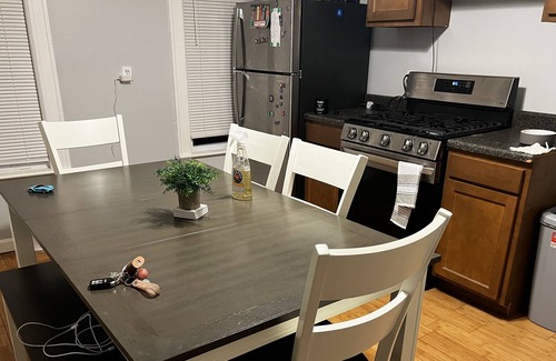 Webster Square Apartment | Modern 1 br + office/medit rm Apt near major HW's!