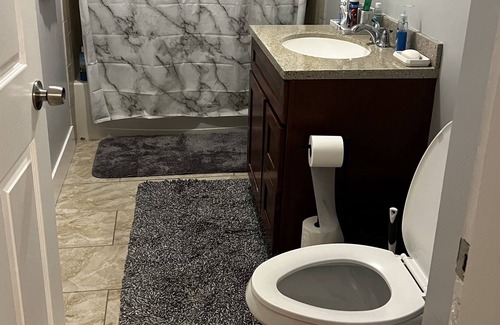 Webster Square Apartment | Modern 1 br + office/medit rm Apt near major HW's!