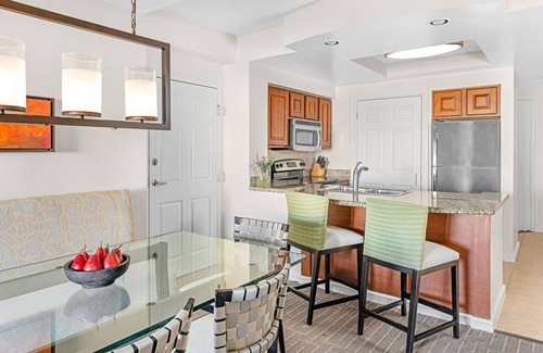 Williamsburg Apartment | Modern 1 King Bedroom Villa in Grande Vista
