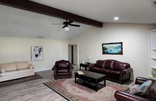 Pilot Point House | Modern 10 Acre Horse Ranch-Walk to Lake Ray Robert