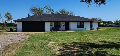 Pilot Point House | Modern 10 Acre Horse Ranch-Walk to Lake Ray Robert