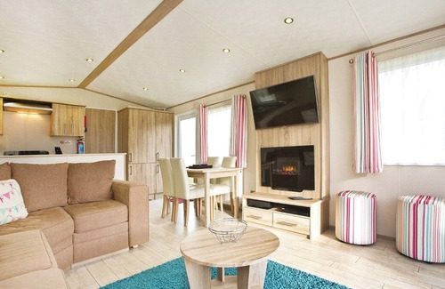 White Cross House | Modern 12ft-wide holiday home with one double with en suite W.