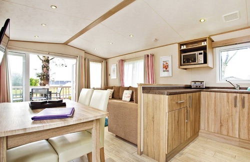 White Cross House | Modern 12ft-wide holiday home with one double with en suite W.