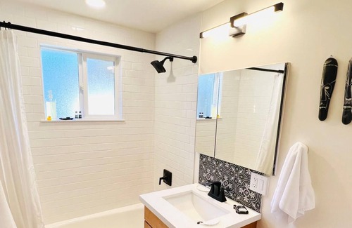 Riverview House | Modern 1950’s bungalow - 10m from the beach and 15m to downtown!