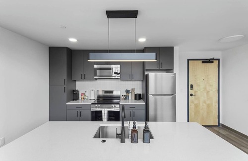 University Circle Apartment | Modern 1B1.5B Loft w/Gym + Parking
