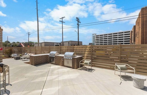 University Circle Apartment | Modern 1B1.5B Loft w/Gym + Parking