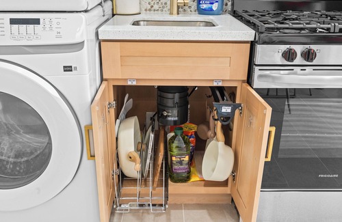 Tustin Apartment | Modern 1B1B Apt Full Kitchen Parking Laundry