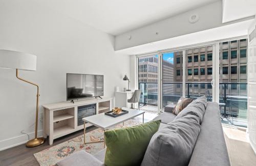 Bay Cloverhill Apartment | Modern 1BD Apartment with Balcony DT Toronto