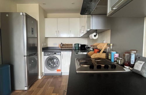 Churchill Apartment | Modern 1BD Flat - 5 min walk to Battersea Park!