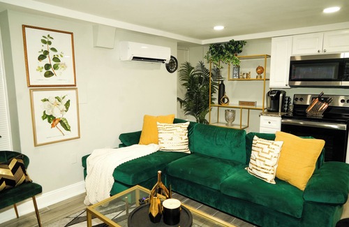 Mount Pleasant Apartment | Modern 1BEDROOM W/Free Parking ★ Pet Friendly ★ Close to Metro