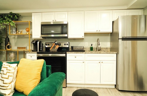 Mount Pleasant Apartment | Modern 1BEDROOM W/Free Parking ★ Pet Friendly ★ Close to Metro