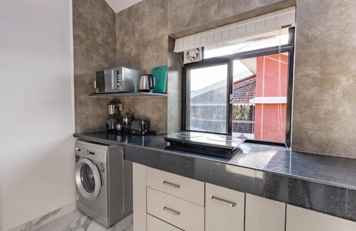 Varca Condo | Modern 1BHK Condo | W/S. Pool | 2m. Walk To Beach