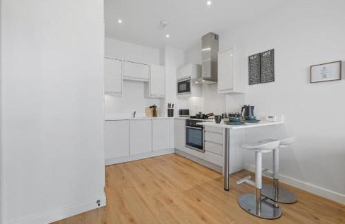 Potters Bar Apartment | Modern 1BR Above Train to Kings Cross