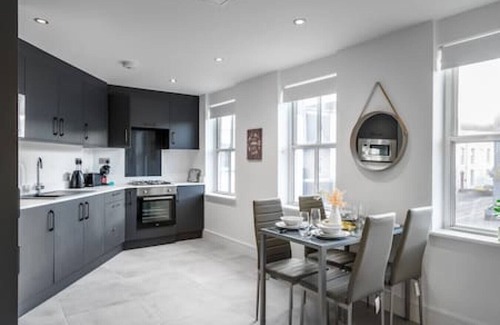Newbury Apartment | Modern 1BR Apartment Newbury Town Centre