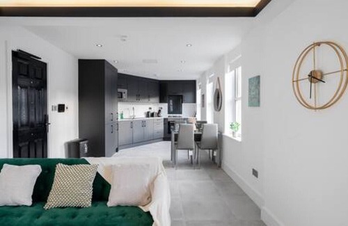 Newbury Apartment | Modern 1BR Apartment Newbury Town Centre