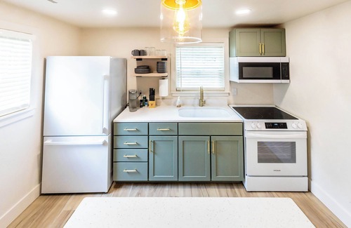 Lincoln Apartment | Modern 1BR Apartment USB-C Charging HEPA Air 30+ Day Stay
