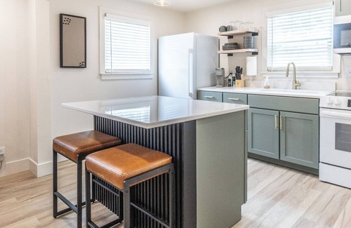 Lincoln Apartment | Modern 1BR Apartment USB-C Charging HEPA Air 30+ Day Stay