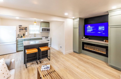 Lincoln Apartment | Modern 1BR Apartment USB-C Charging HEPA Air 30+ Day Stay