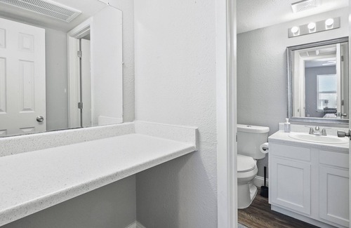 Vickery Meadow Apartment | Modern 1BR Apartment with Kitchen