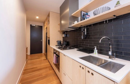 Brunswick East Apartment | Modern 1BR Apt in Brunswick East, 15 mins from CBD