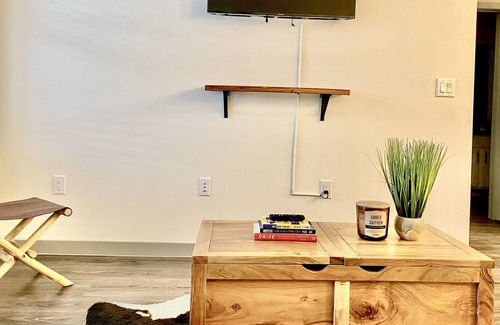 Central Southwest Apartment | ⚡️Modern 1BR/BA Mid-Rise w/ 24hr pool+Gym⚡️