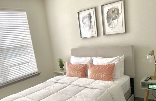 Central Southwest Apartment | ⚡️Modern 1BR/BA Mid-Rise w/ 24hr pool+Gym⚡️
