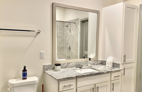 Central Southwest Apartment | ⚡️Modern 1BR/BA Mid-Rise w/ 24hr pool+Gym⚡️